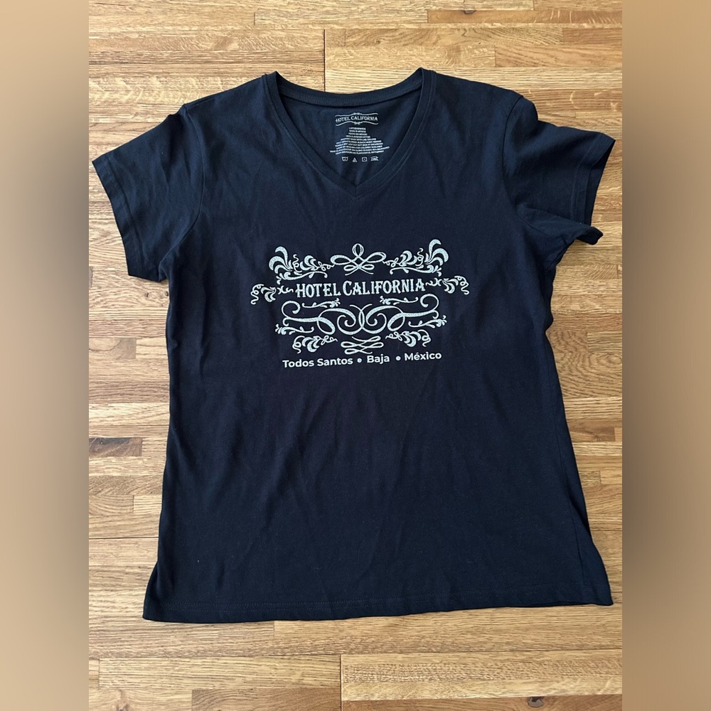 Hotel California t-shirt, size L runs small